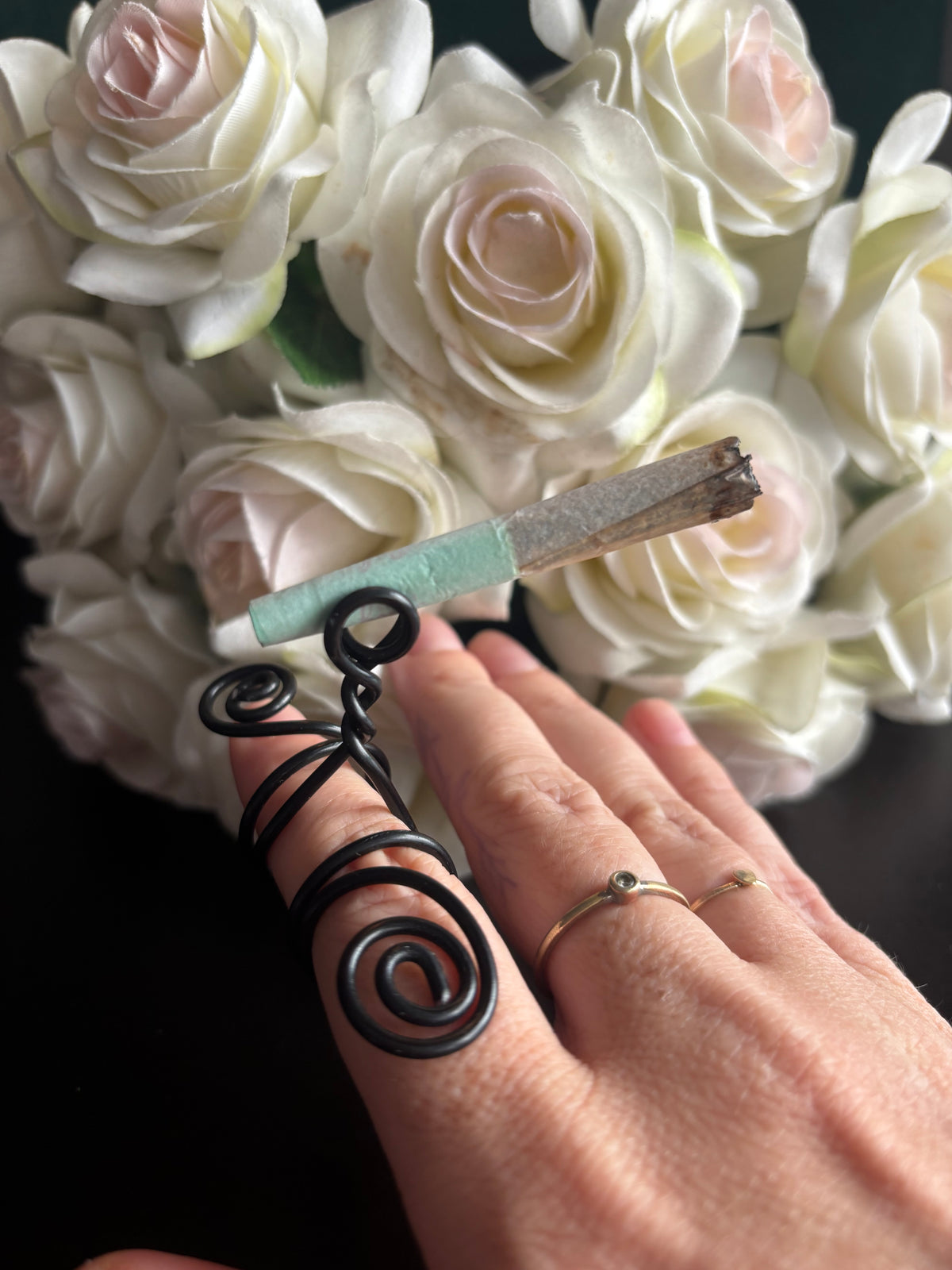 Roll & Reign - Wearable Joint Holder Ring fit for a Queen