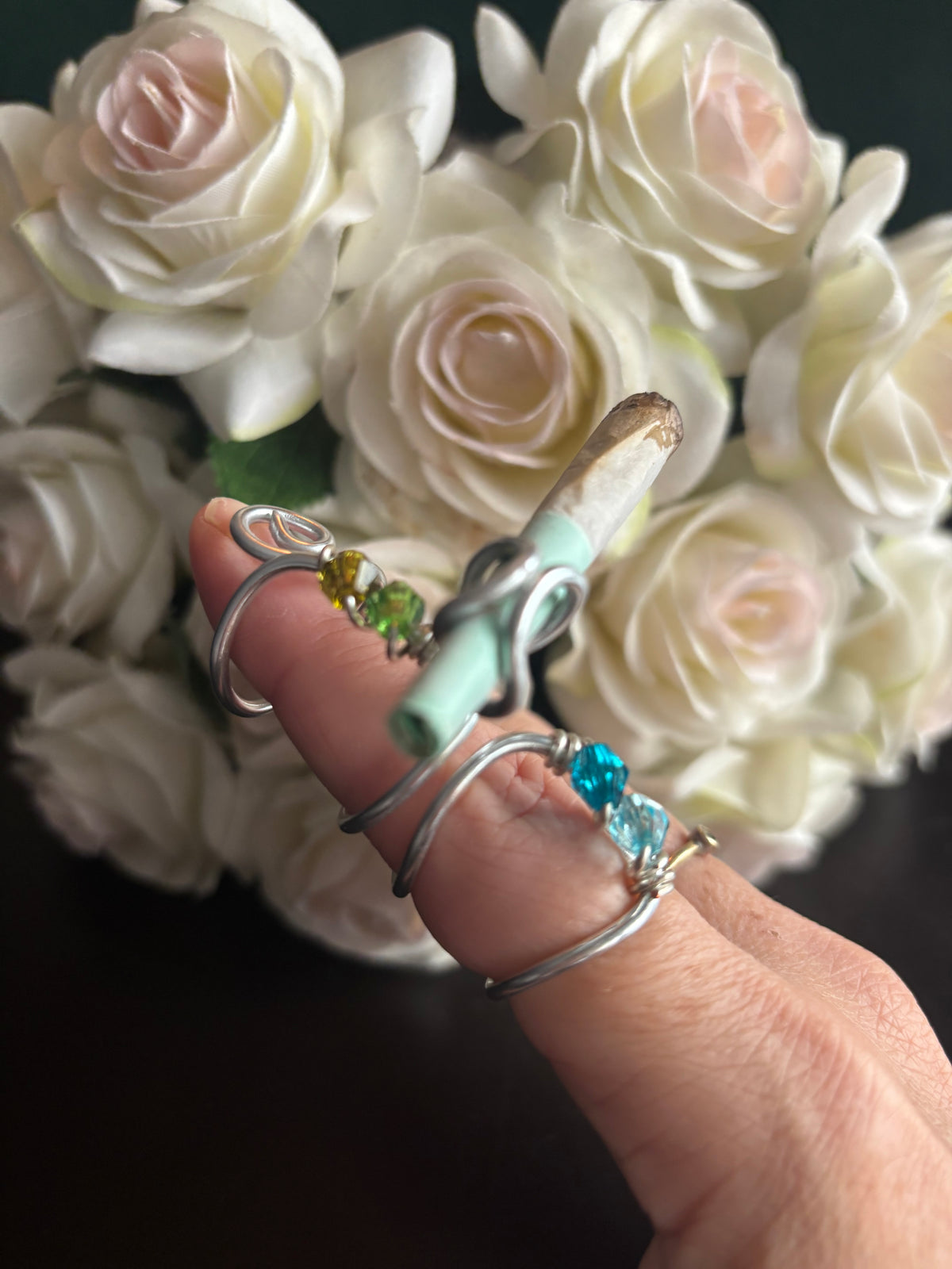 Roll & Reign - Wearable Joint Holder Ring fit for a Queen