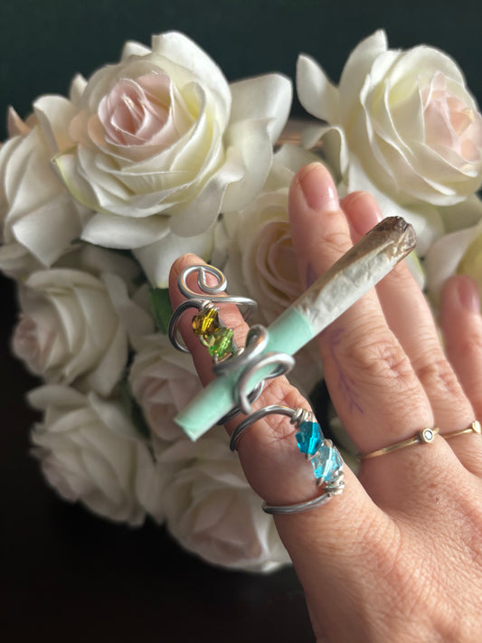 Roll & Reign - Wearable Joint Holder Ring fit for a Queen