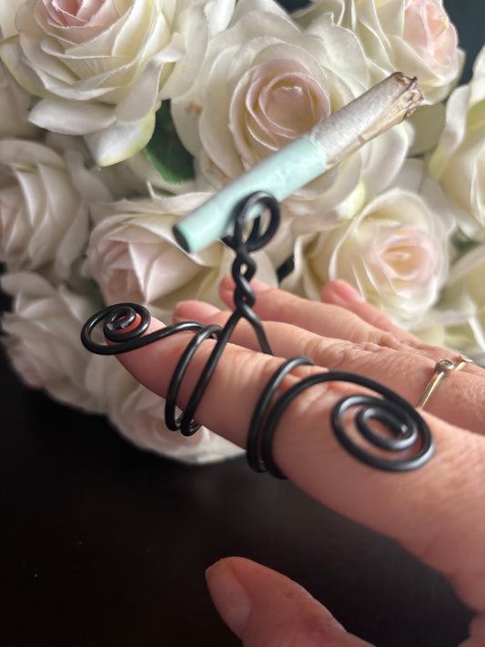 Roll & Reign - Wearable Joint Holder Ring fit for a Queen
